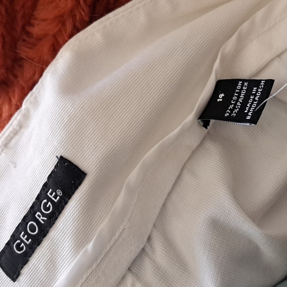 Never Worn Women's Size 14 White Shorts with a 20 in. length made with 3% Spand - Picture 4 of 5